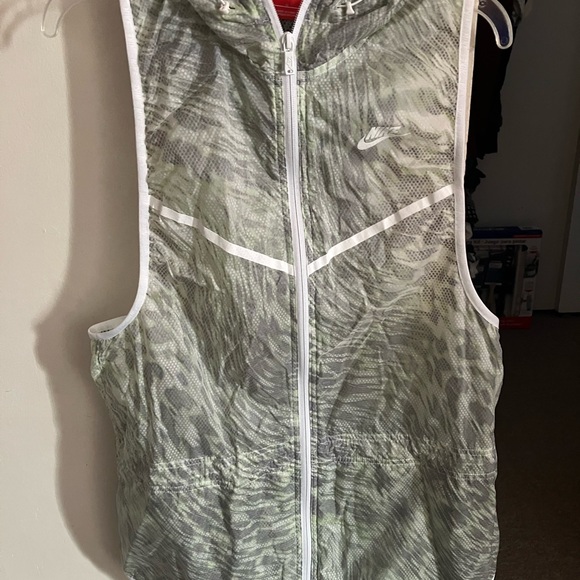 Nike vest with hood. - Picture 6 of 6